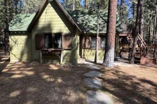 3016 Oakland – Cabin on a Huge Lot!